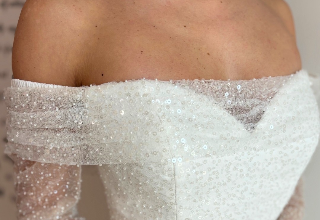 Corpetto nuziale con spalle scoperte in tulle bianco ricamato di paillettes e perline, scollo a cuore drappeggiato