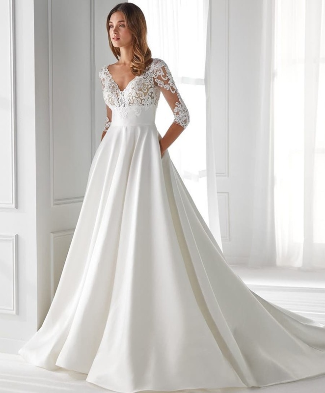 Vestito nuziale in raso bianco con corpetto di pizzo, scollo a V, maniche a tre quarti, creazione L'Abito Perfetto